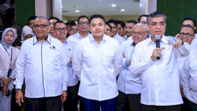 Menteri Ketenagakerjaan Yassierli bersama Seskab Teddy Indra Wijaya saat meluncurkan Program MagangHub Angkatan II Tahun 2026 di Jakarta. ||(Foto_birohumaskemnaker) 