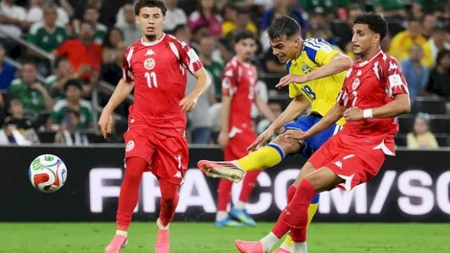Yasin Ayari (tengah) mencetak dua gol untuk Swedia ke gawang Tunisia || (tangkaplayar_tienphong.vn)