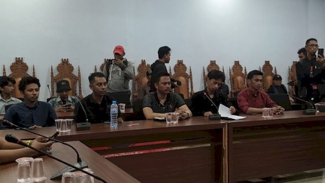 Suasana audiensi antara perwakilan massa Pormula dengan pimpinan DPRD Gowa di ruang rapat. || (ho_yos_harian.news)