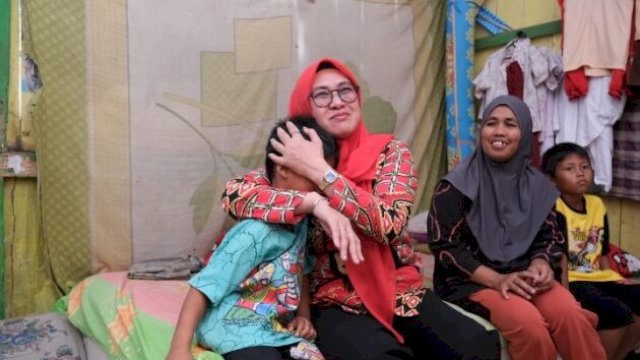 Bupati Gowa Sitti Husniah Talenrang bersama keluarga  Asmawati yang akan dibedah rumahnya  di Kecamatan Pallangga, Kamis (21/5/2026) || (humasgowa_yoz)