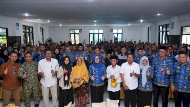 Bupati Gowa Sitti Husniah Talenrang (tengah) menyerahkan paket bantuan pangan secara simbolis kepada perwakilan Keluarga Penerima Manfaat di Aula Kantor Camat Pallangga, Rabu (20/5/2026) ||(humasgowa_yoz)