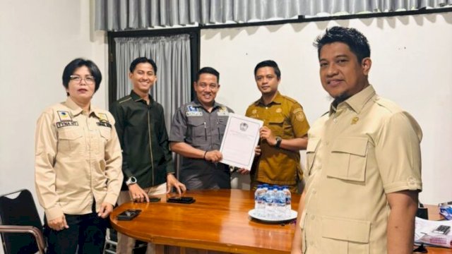 Penyerahan rekomendasi RDPU oleh pimpinan DPRD Gowa kepada Kabag Umum Pemkab Gowa, Arham Rahmat, di ruang kerjanya, Senin (18/5/2026) || (ho_yos)