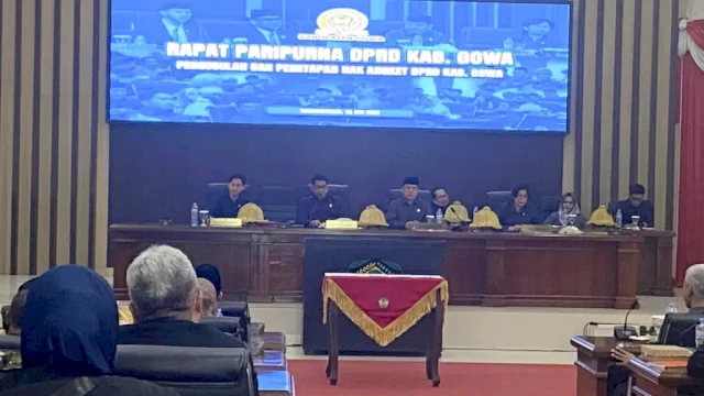 Suasana rapat paripurna pengusulan dan penetapan hak angket DPRD Gowa yang digelar Senin (25/5/2026). ||(ho_yos_harian.news)