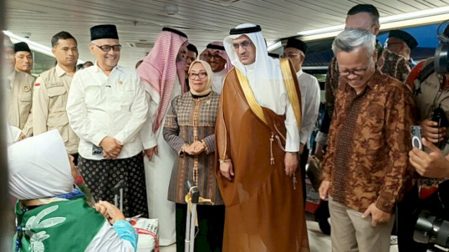 Dubes Arab Saudi untuk RI Faisal Abdullah Al Amoudi meninjau keberangkatan jemaah haji Indonesia di Bandara Soekarno-Hatta, Sabtu (25/4/2026)| (Foto_dok:mediacenterhaji)