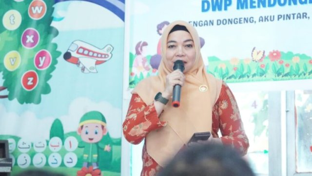 Ketua DWP Gowa Suryanti Andy Azis sedang mendongeng dengan ekspresif dikelilingi siswa TK Pertiwi Sungguminasa | (humasgowa_yoz)