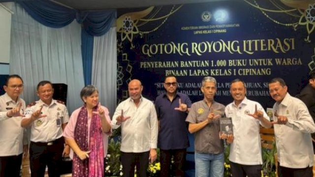 Ketua Komisi XIII DPR RI Willy Aditya menyerahkan secara simbolis hibah 1.170 buku kepada Kepala Lapas Cipinang Wachid Wibowo di hadapan warga binaan, Kamis (4/6/2026). Acara ini dihadiri Menteri Imigrasi dan Pemasyarakatan Agus Andrianto ||(dok_fraksinasdem)