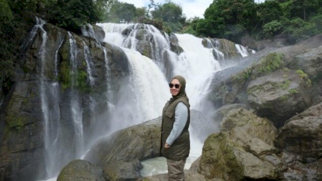 Bupati Gowa Sitti Husniah Talenrang meninjau keindahan jarak dekat Air Terjun Depa di Kecamatan Bungaya. ||(humasgowa_yoz)