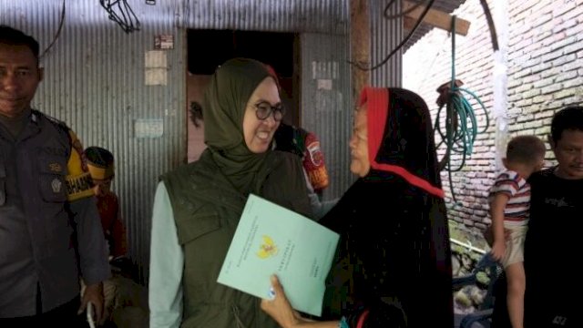 Bupati Gowa, Sitti Husniah Talenrang (tengah) menyerahkan bantuan langsung kepada Keluarga Miskin Ekstrem (KME) di Desa Borongloe, Bontomarannu, Minggu (3/5/2026) ||(humasgowa_yoz)