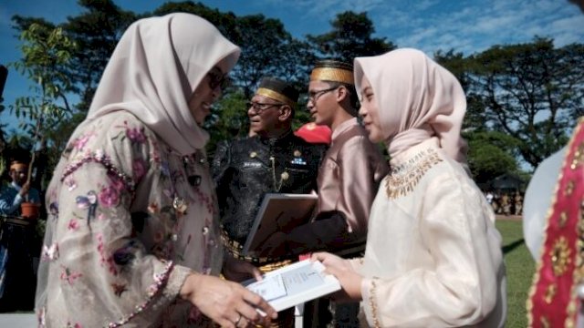 Bupati Gowa memberikan apresiasi kepada Fara Fairus Atifah, siswi SMA Insan Cendekia Syekh Yusuf, pemenang lomba menulis surat untuk Bupati Gowa tahun 2026.|| (humasgowa_yoz)