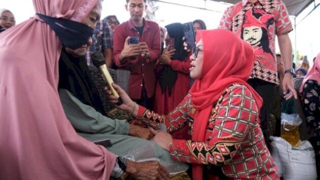 Bupati Gowa Sitti Husniah Talenrang menyerahkan secara simbolis paket bantuan pangan berupa beras dan minyak goreng kepada perwakilan warga di Aula Kantor Desa Gentungan || (humasgowa_yoz)