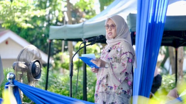 Bupati Gowa Sitti Husniah Talenrang memberikan sambutan pada upacara Hardiknas 2026 di Lapangan Kantor Bupati Gowa.( humasgowa_yoz)