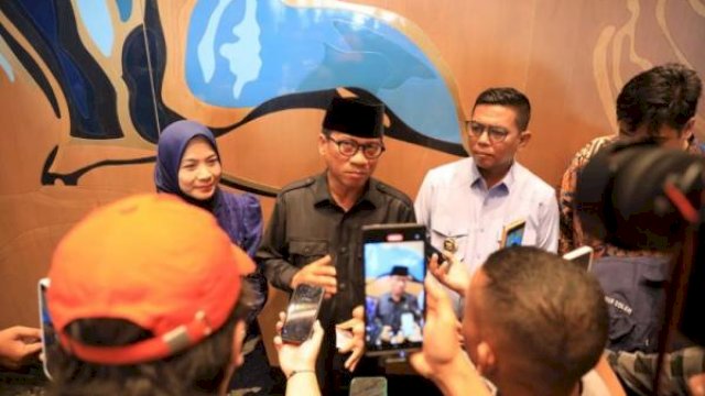 Menteri Desa PDT Yandri Susanto (tengah) bersama Gubernur Banten Andra Soni (kiri) dan Bupati Serang Ratu Rachmatu Zakiyah (kanan) saat peresmian Movenpick Resort Carita, Minggu (17/5/2026).(FOTO/dok_kemendesptt)