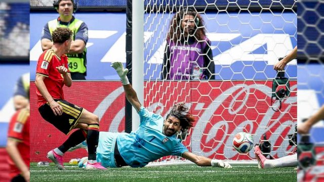 Aksi heroik kiper Iran Alireza Beiranvand menghalau bola saat laga Hasil Belgia vs Iran Piala Dunia 2026 di Stadion Los Angeles || (X@_ScouTurk)