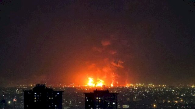 Ledakan di kilang minyak Teheran pada Sabtu (7/3/2026), setelah Amerika Serikat dan Israel menyerang lokasi tersebut dalam lanjutan perang Iran sejak 28 Februari.(AFP/ATTA KENARE)