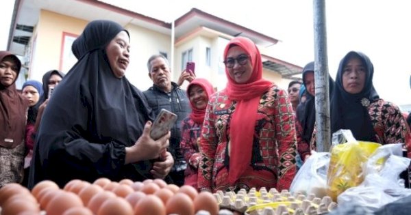 Bupati Gowa Borong Minyak Goreng untuk Warga di Pasar Murah