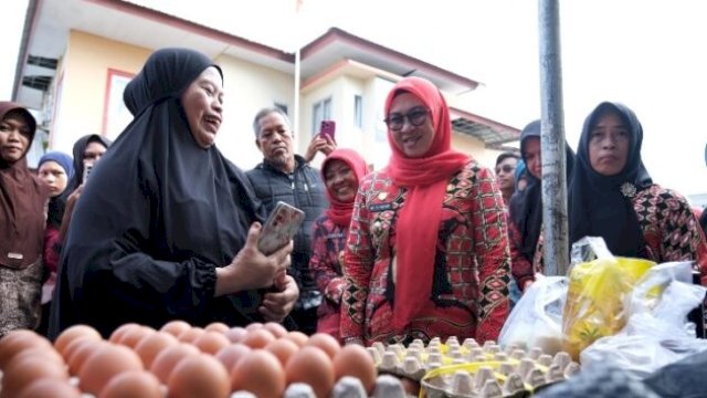 Bupati Gowa Sitti Husniah Talenrang menyerahkan paket sembako kepada warga di Halaman Kantor Camat Somba Opu, Kamis (21/5/2026).|| (humasgowa_yoz)