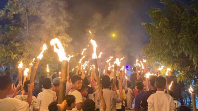 Pawai obor menjadi tradisi paling merakyat di malam 1 Muharram ||( foto_RistaAdams@pinterest)