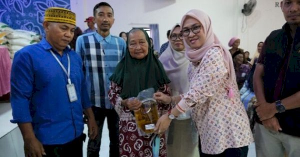 Pemkab Gowa-Bulog Salurkan Bantuan Pangan Ke Masyarakat Bontomarannu