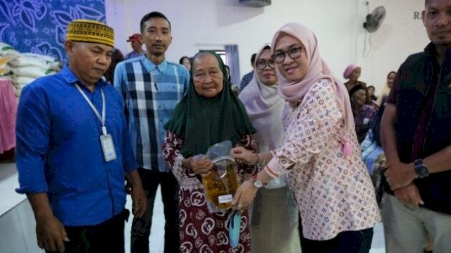 Pemkab Gowa-Bulog Salurkan Bantuan Pangan Ke Masyarakat Bontomarannu ||(humasgowa_yoz)