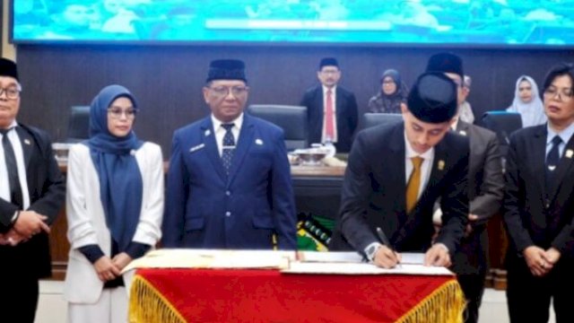 Penandatanganan berita acara Penyampaian Rekomendasi DPRD Gowa atas LKPJ Bupati Gowa Tahun Anggaran 2025 di Ruang Rapat Paripurna DPRD Kabupaten Gowa, Senin (11/5). ||(ho_yos_harian.news)