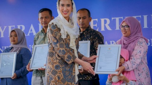 Menteri Pariwisata Widiyanti Putri Wardhana menyerahkan sertifikat halal kepada perwakilan UMKM Desa Wisata Jatimulyo, Kulon Progo, DIY, Minggu (31/5/2026). (Foto_birokomunikasikemenpar)