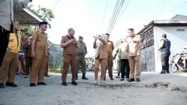 Bupati Gowa Sitti Husniah Talenrang meninjau langsung kondisi Jalan Dirgantara, Senin (4/5/2026). || ( humasgowa_yoz)