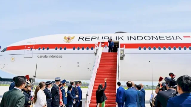 Presiden Prabowo Subianto melambaikan tangan dari tangga pesawat Garuda Indonesia-1 sebelum lepas landas dari Bandara Orly, Paris, Jumat (29/5/2026). || (Foto: Biro Pers Sekretariat Presiden)