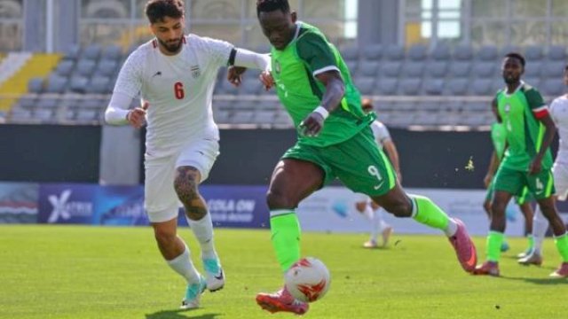 Pemain tim nasional Iran (kostum putih) dalam pertandingan melawan Nigeria (Foto: AP)