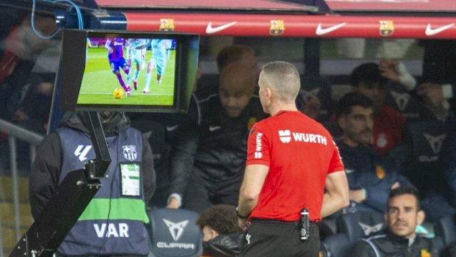 Aturan baru wasit Piala Dunia 2026: tendangan sudut otomatis jika buang waktu, VAR diperluas, teknologi ini kini diperluas kewenangannya untuk meninjau kesalahan tendangan sudut dan kartu kuning yang kedua berujung merah. (doc_asean.or.id)