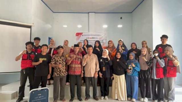 Kepala Desa Benteng Gajah bersama dosen pendamping dan mahasiswa KKNT Unhas usai Seminar Program Kerja. ||(foto_kknt116unhas) 