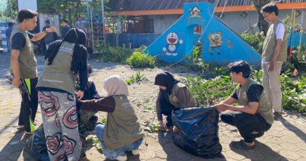 PPK Ormawa SPACE FT-UH Gotong Royong Bersihkan Material Sisa Longsor di Desa Lonjoboko