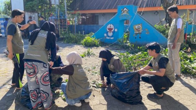 Mahasiswa Tim LONTARA PPK Ormawa SPACE FT-UH bersama warga Desa Lonjoboko bergotong royong membersihkan material sisa longsor di Dusun Galesong, Kabupaten Gowa ||(foto_ppkormawa) 