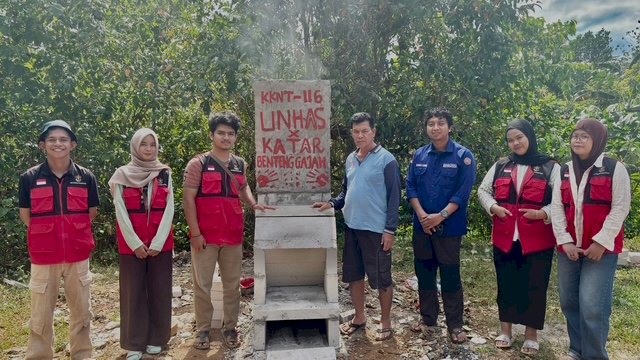Penyerahan Simbolis Program Unggulan Rocket Stove KKN Tematik 116 Perubahan Iklim Universitas Hasanuddin ||(foto_kknt116unhas) 