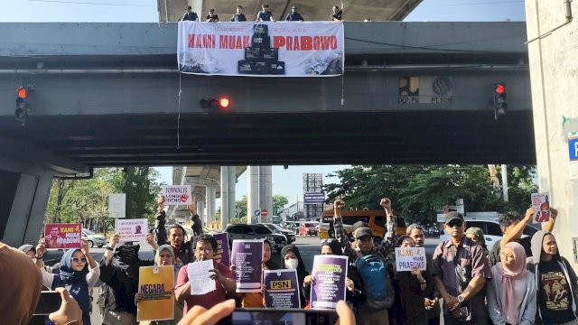 Aksi demonstrasi &ldquo;Kami Muak Prabowo&rdquo; yang berlangsung di Fly Over Makakassar. (Dok. AJI)