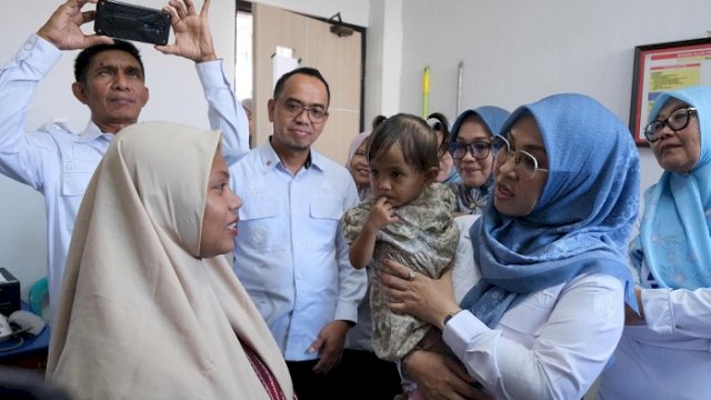 Bupati Gowa, Sitti Husniah Talenrang, menghadiri kegiatan pemberian paket sembako, pelayanan KB serentak, pemeriksaan kesehatan gratis dan sunatan massal di Puskesmas Gentungan, Kecamatan Bajeng Barat, Rabu (10/6) ||(foto_humaskab) 