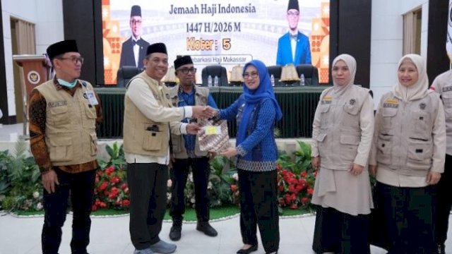 Bupati Gowa Sitti Husniah Talenrang menerima kedatangan jemaah haji Kloter Lima asal Kabupaten Gowa dari Petugas Penyelenggara Ibadah Haji (PPIH) Dembarkasi Makassar di Asrama Haji Sudiang Makassar, Jumat (5/6/2026). (foto_humaskab) 