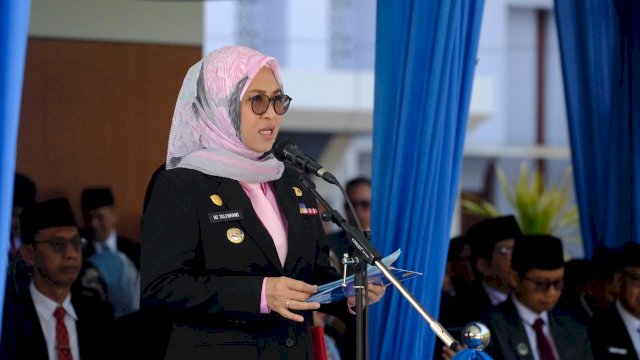 Bupati Gowa, Sitti Husniah Talenrang, saat membacakan amanat upacara Hari Lahir Pancasila di hadapan para Aparatur Sipil Negara (ASN) ||(foto_humaskab)