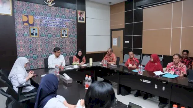 Bupati Gowa, Sitti Husniah Talenrang, saat berdialog dengan jajaran Kepala BBPJN Sulawesi Selatan di kantor BBPJN, Biringkanaya, Makassar, Kamis (4/6/2026) ||(foto_humaskab) 