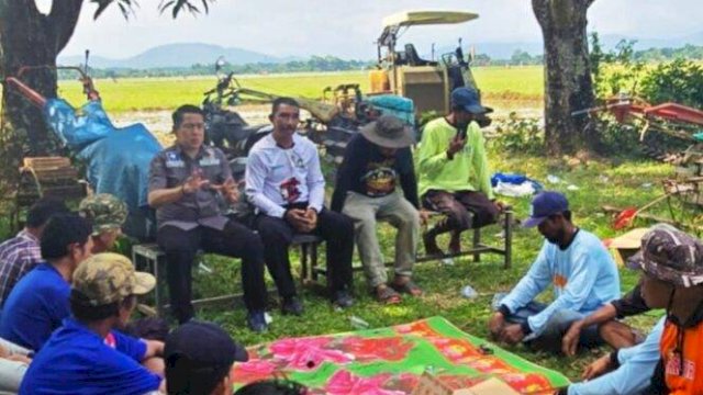 Wakil Ketua DPRD Gowa Taufik Surullah berdialog dengan kelompok tani saat kegiatan serap aspirasi di Desa Sunggumanai, Kecamatan Pattallassang ||(foto_timmedia) 
