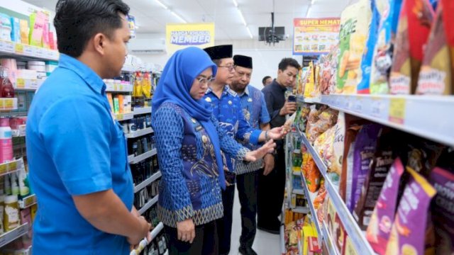 Bupati Gowa, Sitti Husniah Talenrang, menunjuk langsung ke rak display produk UMKM yang nyaris kosong saat inspeksi mendadak di salah satu gerai retail modern di Kecamatan Bajeng. (Foto: Dok. Pemkab Gowa) 