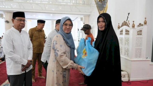 Bupati Gowa, Sitti Husniah Talenrang dalam momen peringatan Tahun Baru Islam, membagikan bingkisan ||(foto_humaskab/diskominfo) 