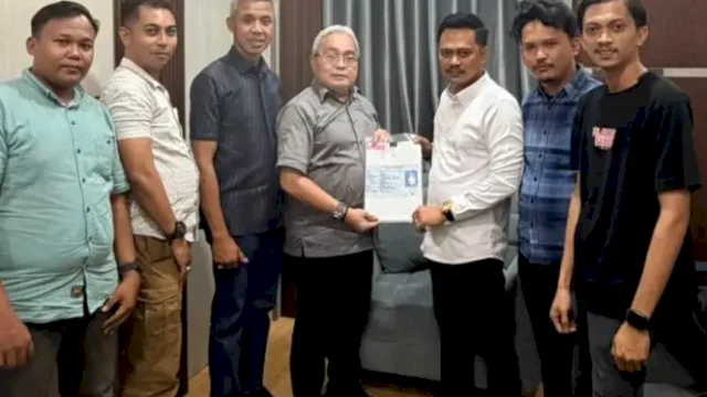 Ketua Pansus Hak Angket DPRD Gowa Kasim Sila menerima dokumen dugaan pembatalan beasiswa doktoral putri daerah dari Gerak Misi di Kantor DPRD Gowa. ||(foto_humasdprd) 