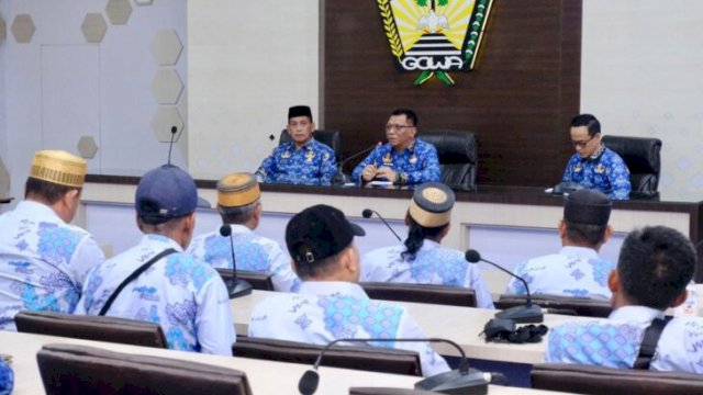 Sekdakab Gowa saat melepas rombongan KTNA untuk PENAS di Gorontalo ||( foto_humaskqb/diskominfo) 