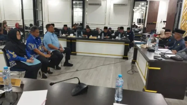 Ketua Pansus Hak Angket DPRD Gowa Muhammad Kasim Sila memimpin sidang perdana pemeriksaan saksi terkait proyek pengadaan seragam sekolah Tahun Anggaran 2025. ||(foto_humasdprd) 