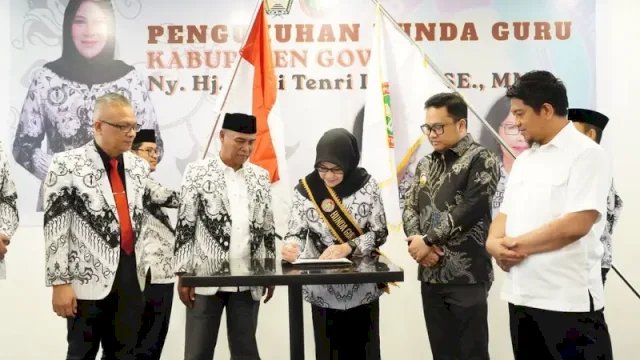Wakil Bupati Gowa Darmawangsyah Muin menghadiri pengukuhan Andi Tenri Indah sebagai Bunda Guru PGRI Kabupaten Gowa di Hotel Golden Tulip Makassar ||(foto_humaskab) 