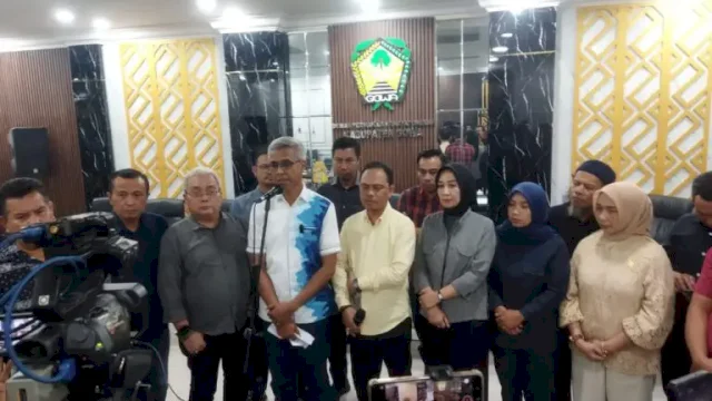 Ketua Pansus Hak Angket DPRD Gowa Muh. Kasim Sila memberikan keterangan pers didampingi pimpinan dan anggota Pansus di Gedung DPRD Gowa. ||(foto_humasdprd) 