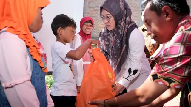 Bupati Gowa menyerahkan bantuan kepada penyandang disabilitas sebagai bagian dari Program Gowa Bersama ||(foto_humaskab) 