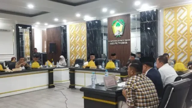Ketua Pansus Hak Angket DPRD Gowa memimpin rapat pendalaman materi bersama tiga pakar hukum dari Universitas Hasanuddin. ||(foto_humasdprd) 