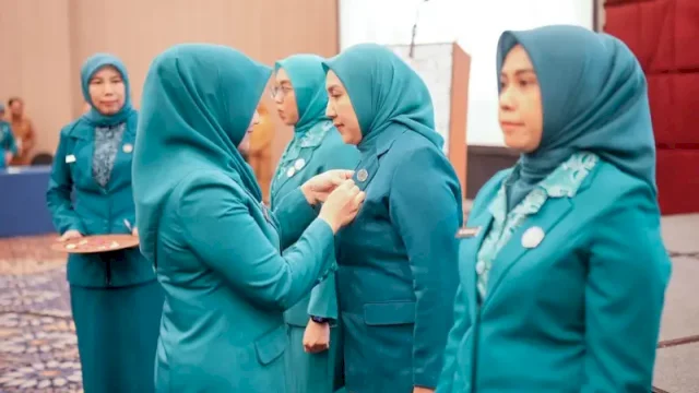 Ketua TP PKK Kabupaten Gowa Andi Tenri Indah Darmawangsyah melantik enam Ketua TP PKK Kecamatan di Hotel Gammara Makassar ||(foto_humaskab) 