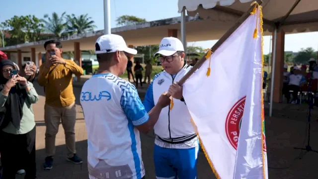 Wakil Bupati Gowa Darmawangsyah Muin melepas kontingen Kabupaten Gowa menuju Porsenijar 2026 di Lapangan RTH Syekh Yusuf ||(foto_humaskab) 